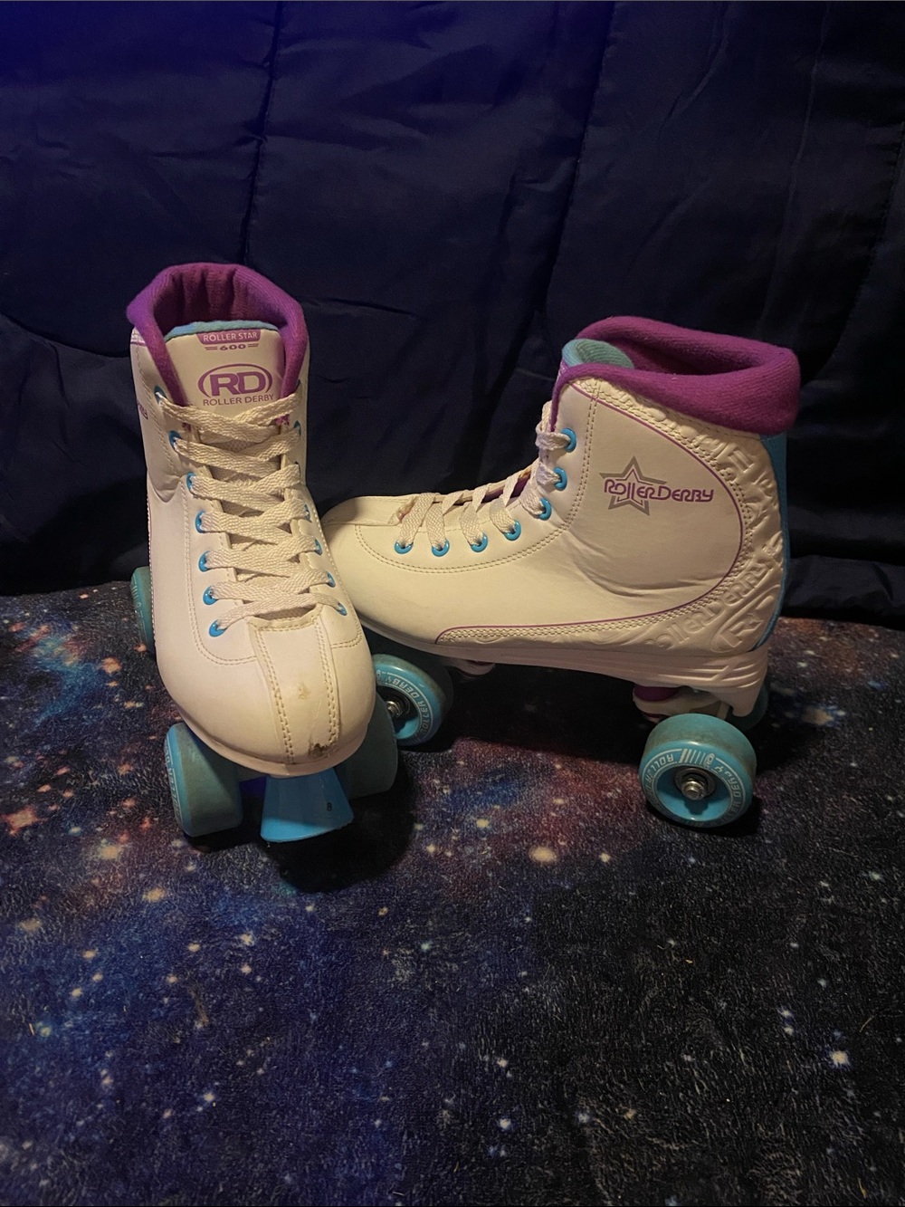 RD Roller Derby White Quad Skates with Purple Lining and Blue Wheels